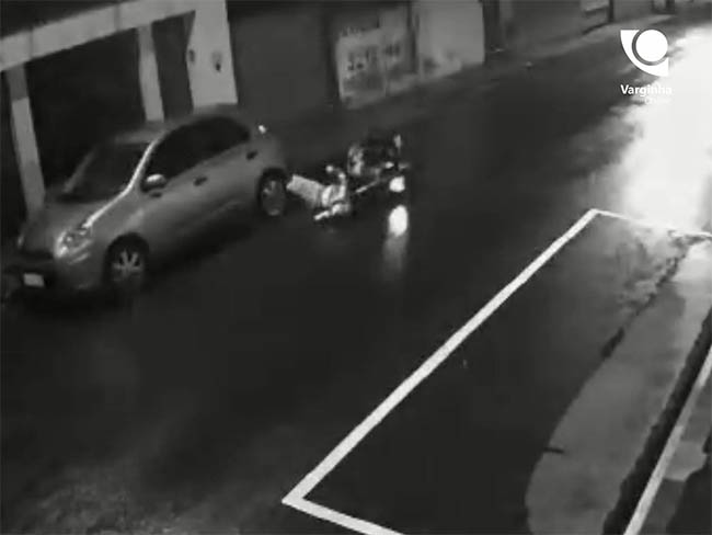 Motociclista Foge Ap S Bater Em Carro Estacionado No Centro De Varginha