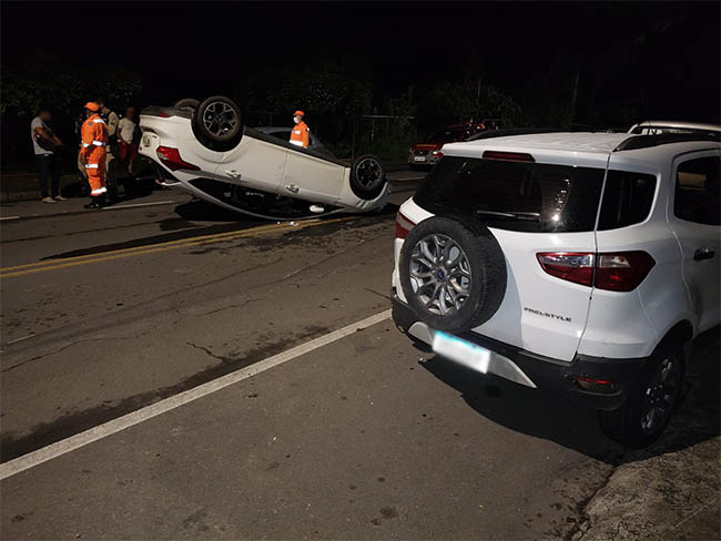 Motorista Perde O Controle Da Direção Bate Em Carros Parados E Capota