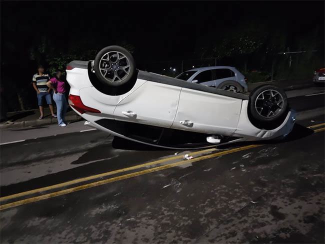 Motorista Perde O Controle Da Direção Bate Em Carros Parados E Capota